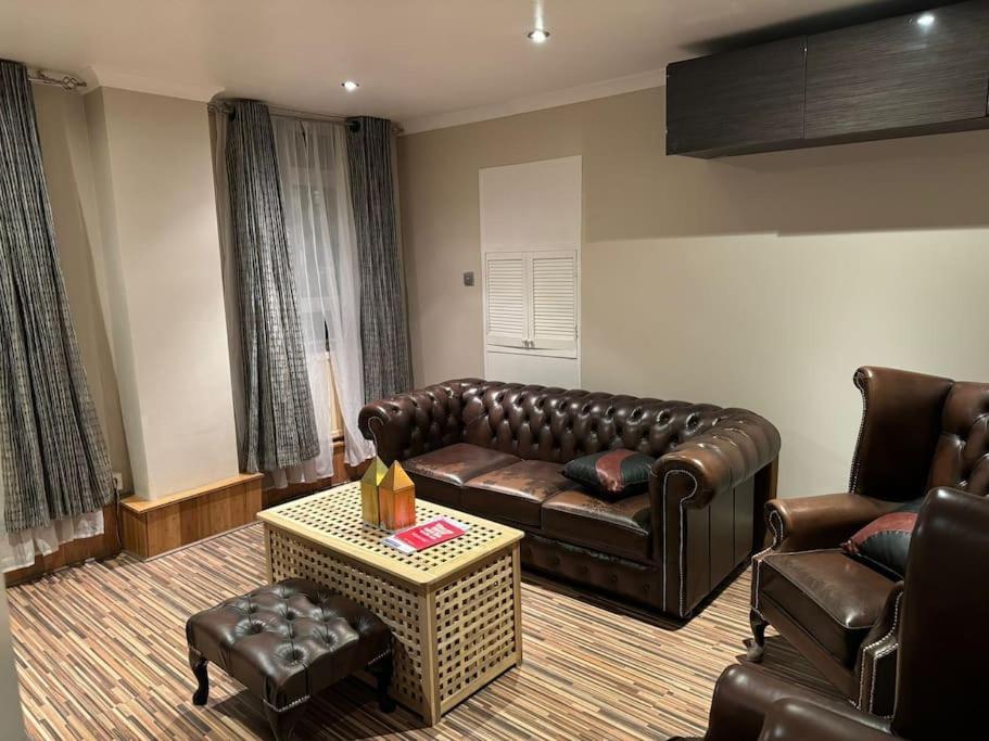 3 Bedroom Entire Flat, Primrose Hill Apartment